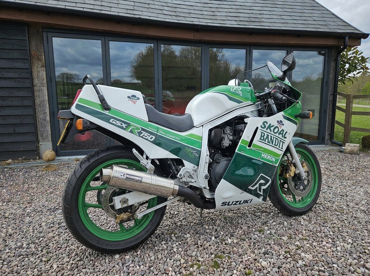 1986 Suzuki GSX-R750 Skoal Bandit livery